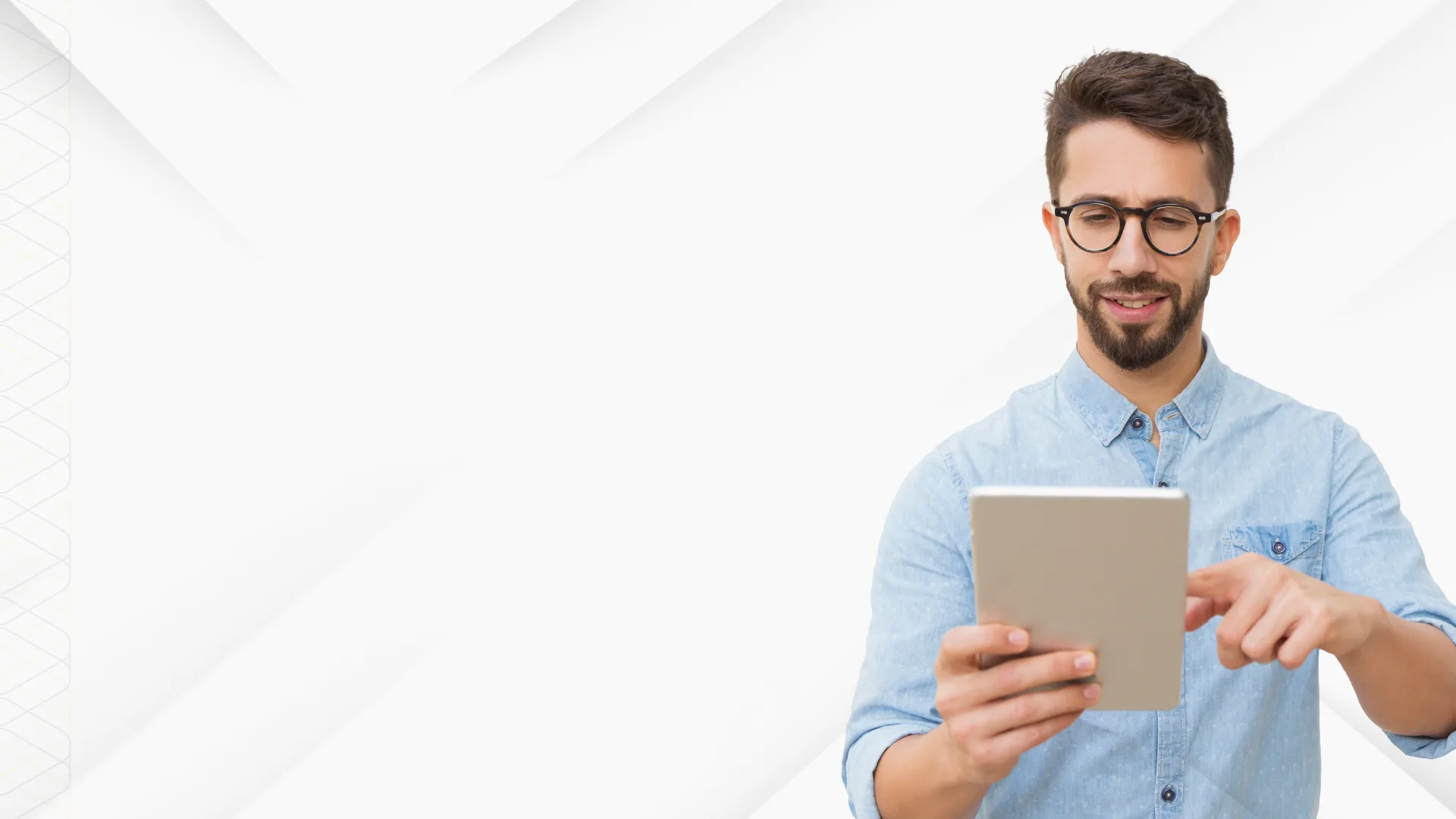 Independiente colombiano gestionando sus aportes de seguridad social desde una tablet