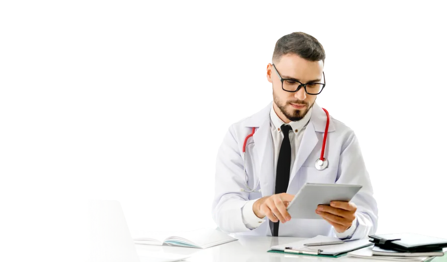 Profesional de Work Care revisando un examen ocupacional