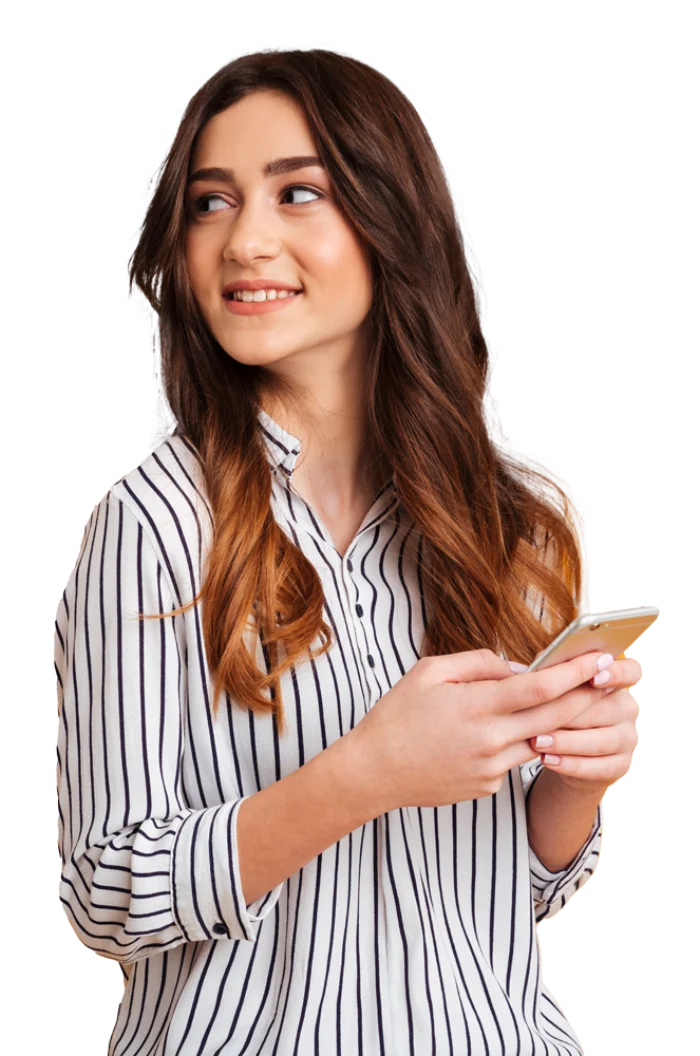 Mujer independiente revisando su celular